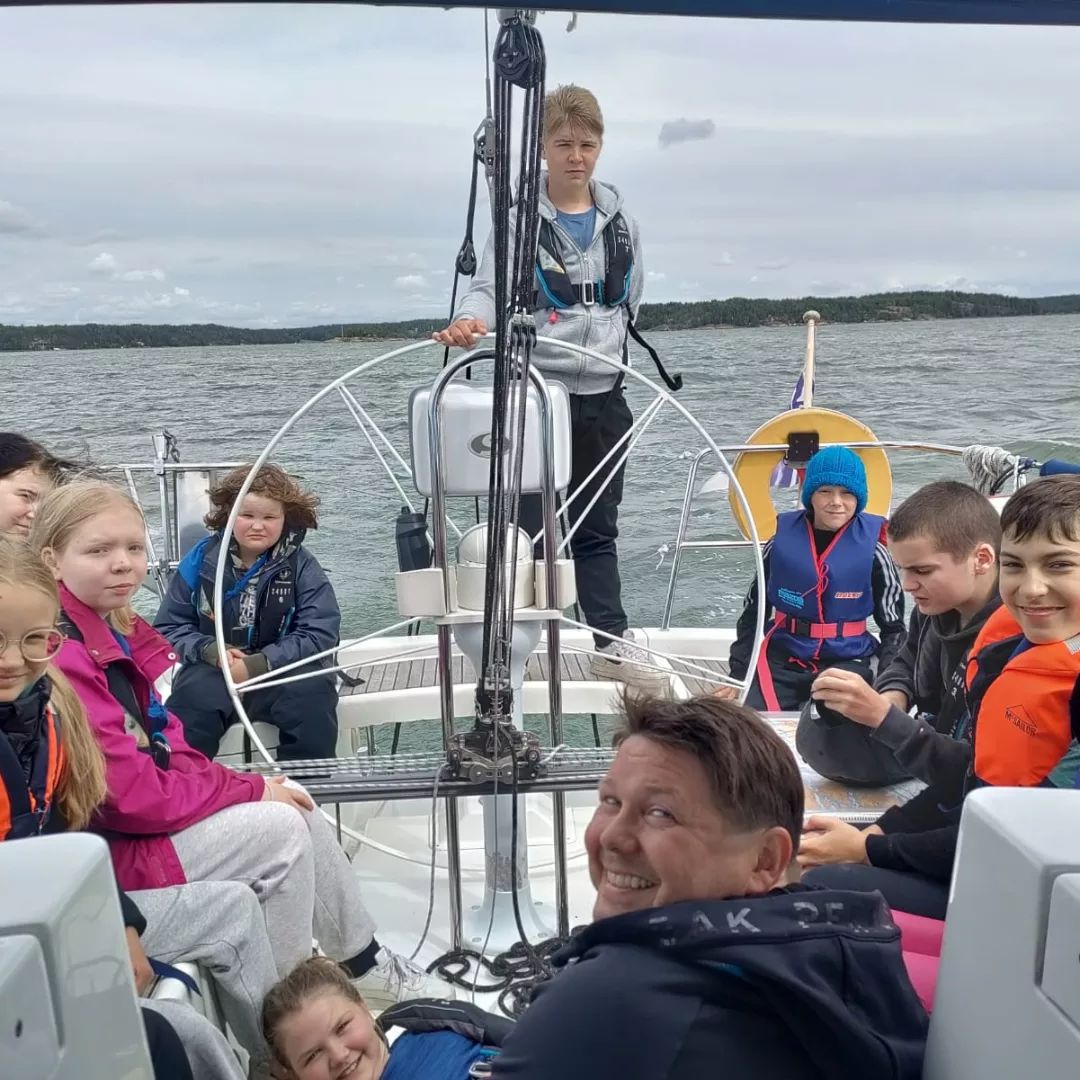 purjevene lapsia Sandy hymyileviä ihmisiä