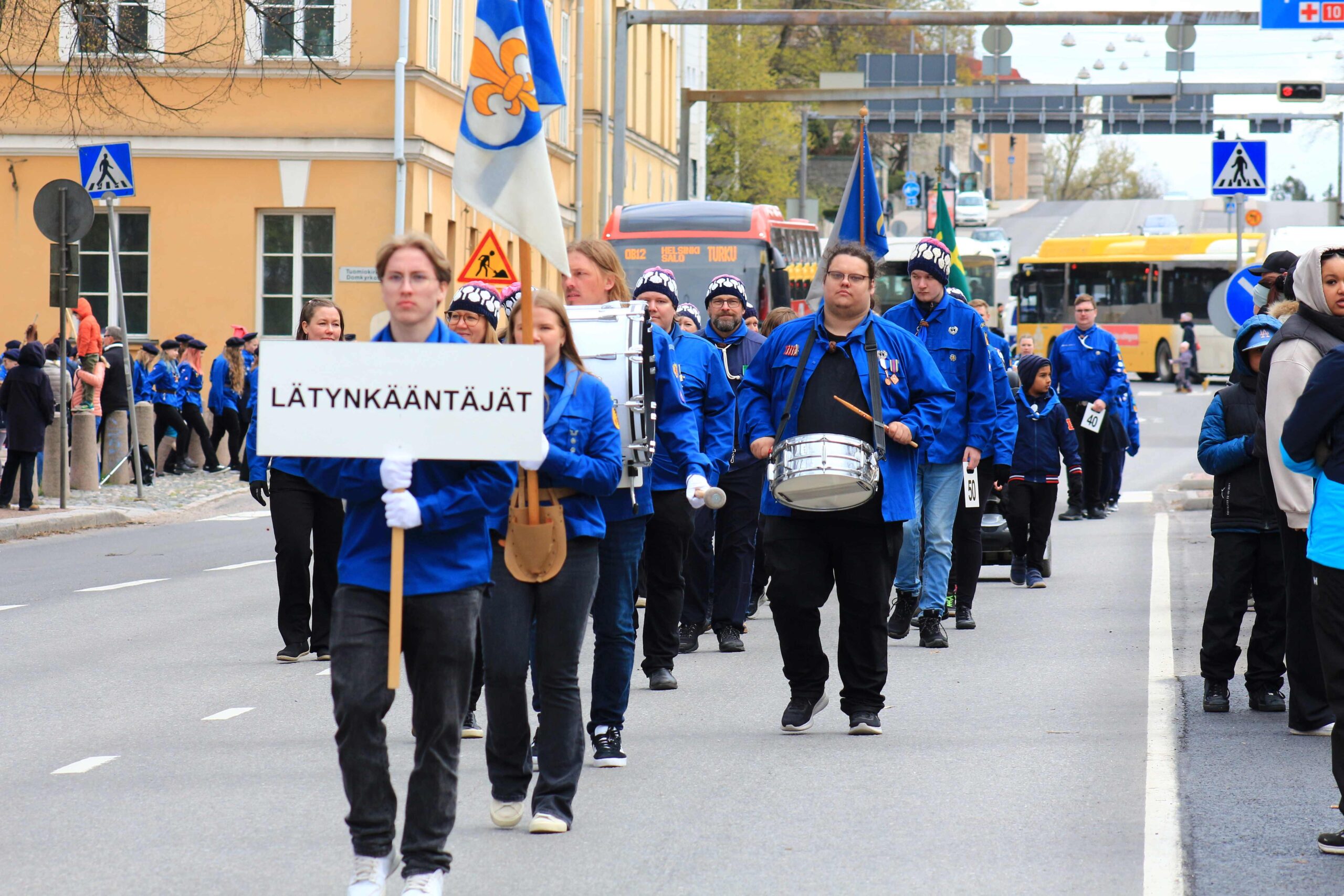 Lätynkääntäjät paraatissa